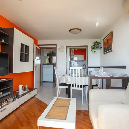 Ana, 2 Bedroom, Near Sandy Beach Apartment Omis