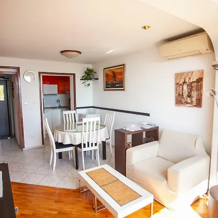 Ana, 2 Bedroom, Near Sandy Beach *