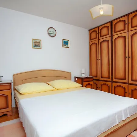 Ana, 2 Bedroom, Near Sandy Beach Apartment Omis